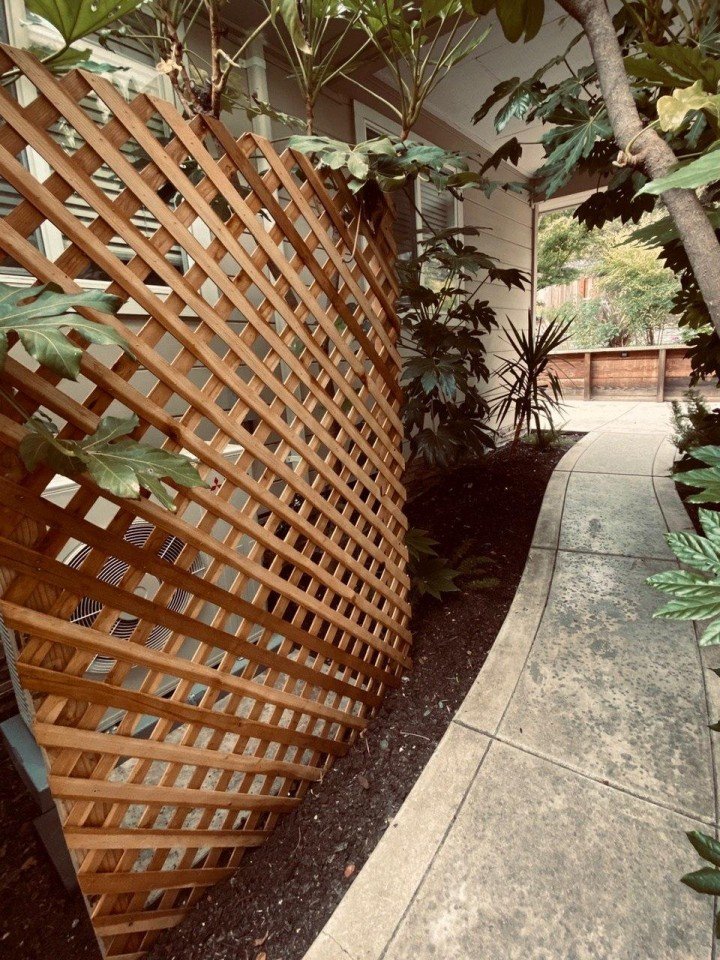 Discreetly concealed Mitsubishi M Series unit with a natural lattice wall.